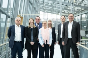Gruppenbild der Studiengangverantwortlichen im 3. Stock der Aula der THI