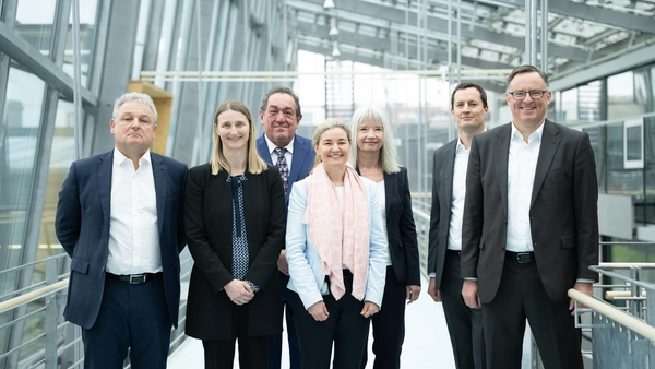 Gruppenbild der Studiengangverantwortlichen im 3. Stock der Aula der THI