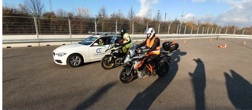 Quelle: THI Abbildung von zwei Motorräder und dem CARISSMA Versuchsfahrzeug auf der Teststrecke