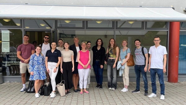 Eine Gruppe Studierender mit den Dozenten vor dem Arbeitsgericht Ingolstadt 