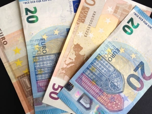 Fächer aus 20- und 50-Euroscheinen