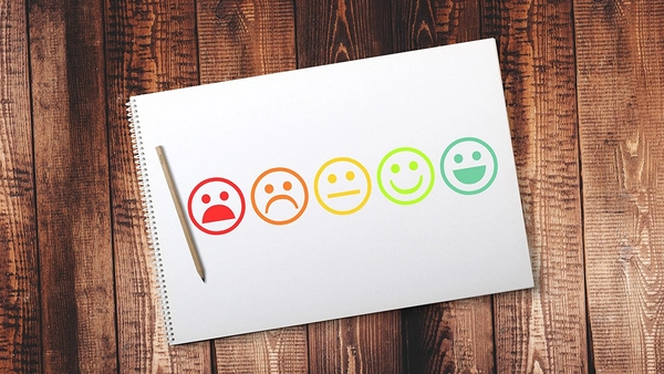 Verschiedene Smileys auf einem Blatt Papier