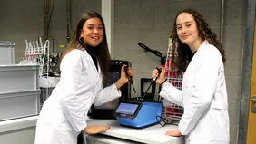 Praxisnahes Arbeiten im Wet Lab: Studierende führen genetische und biochemische Experimente durch und verknüpfen Laborarbeit mit digitalen Methoden (Foto: THI).