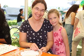 Bastelspaß auf der Campuswiese: Franziska Walter (l.) und ihre Tochter Felizia beim Makramee-Workshop (Foto: THI). Protrait von Mutter und Tochter beim basteln im Rahmen des Makramee-Workshops