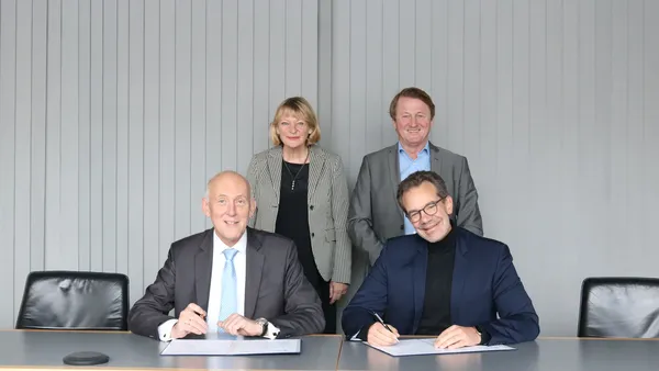 THI President Professor Walter Schober (front left) and Bayern Innovativ Managing Director Dr Rainer Seßner (front right) with Professor Andrea Klug and Bruno Götz at the signing of the contract (Photo: THI).