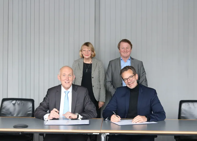 THI President Professor Walter Schober (front left) and Bayern Innovativ Managing Director Dr Rainer Seßner (front right) with Professor Andrea Klug and Bruno Götz at the signing of the contract (Photo: THI).