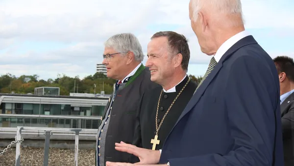 Prof. Dr. Schober mit Landesbischof auf dem Dach der Hochschule