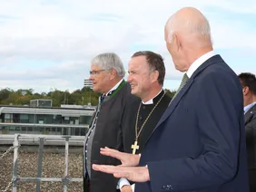 Prof. Dr. Schober mit Landesbischof auf dem Dach der Hochschule