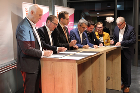 THI-Präsident Professor Walter Schober (links) unterzeichnet mit Partnern den neuen Kooperationsvertrag zum Gründerpreis Region Ingolstadt (GPI) (Foto: THI).