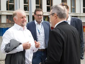 mehrere Personen gratulieren sich