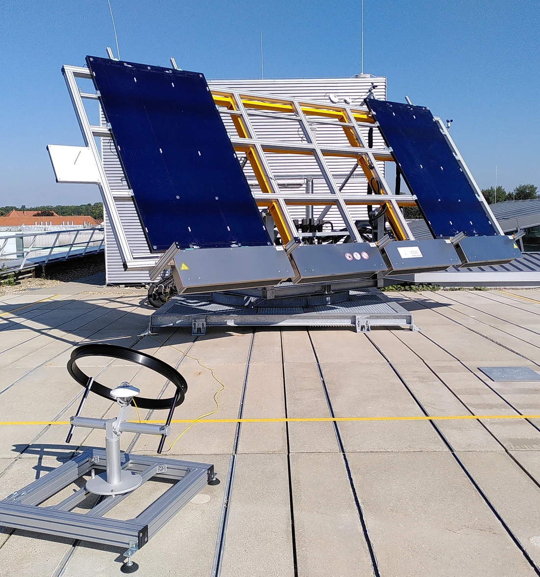 Isolierglaskollektoren auf dem Solartracker der Technischen Hochschule Ingolstadt