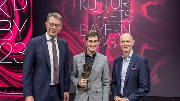 Strahlender Gewinner: Christian Fischer (Mitte) freut sich über den Kulturpreis Bayern (Foto: Bayernwerk).