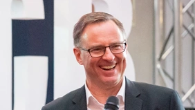Eine männliche Person in einem Gebäude