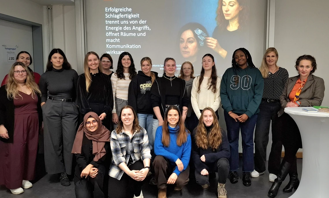 Teilnehmerinnen beim Vortrag Schlagfertigkteit stehen für ein Gruppenbild zusammen