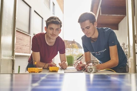 Von Anfang an mittendrin: Duale Studiengänge werden in Bayern immer beliebter (Foto: hochschule dual/J. Bergmeister).