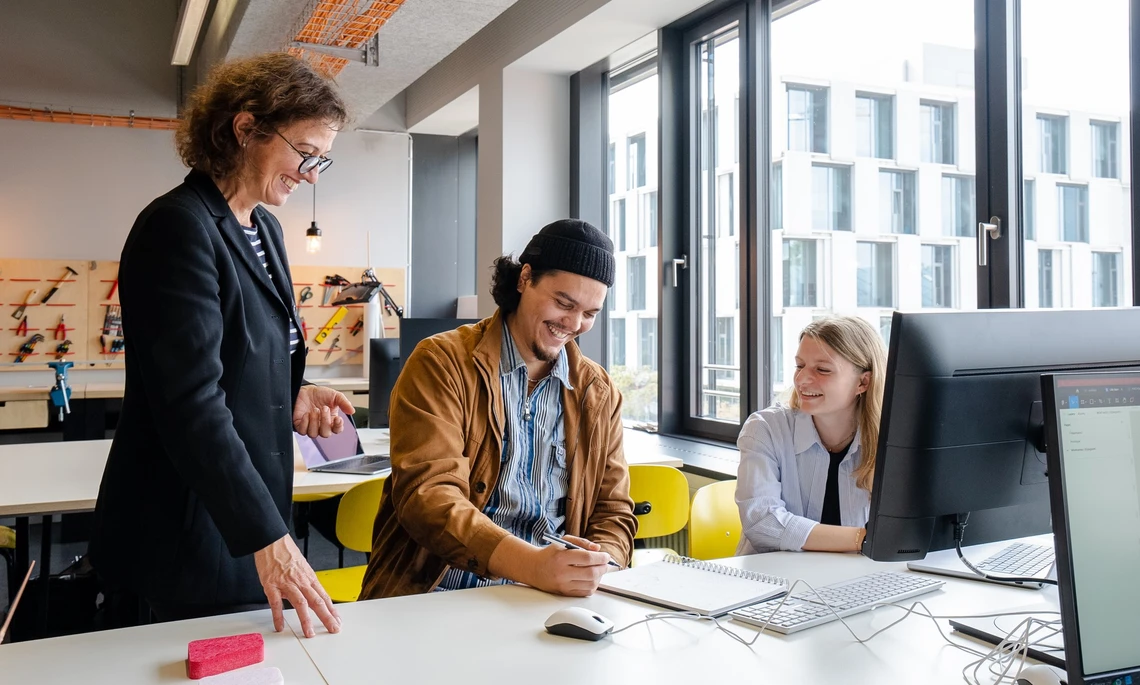 [Translate to English:] Studierende mit Prof. Ingrid Stahl