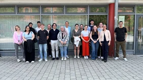Eine Gruppe von 17 Personen vor dem Eingang des Arbeitsgerichts.