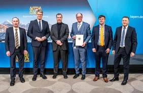 The Bavarian Minister-President, Dr Markus Söder (3rd from left), together with Federal Minister of Transport Patrick Schnieder (2nd from left) and State Minister Hubert Aiwanger (left), presents the funding certificates, among others, to Professor Hans-