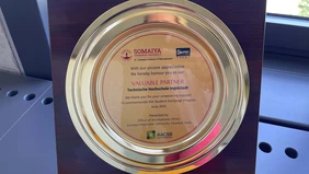 eine goldene runde Plakette, die die Technische Hochschule Ingolstadt als wertvollen Partner bezeichnet