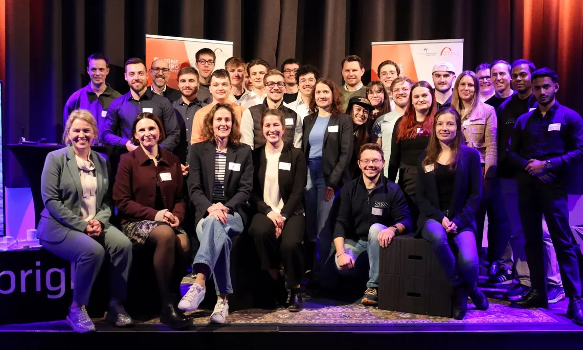 Gruppenfoto von der 5-Euro-Business Abschlussveranstaltung 2025/26 Eine Gruppe von 31 Menschen stehen für Foto zusammen