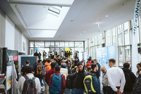 Großer Andrang in der Aula: Die CONTACT 2024 war ein voller Erfolg (Foto: Simon Kahner).