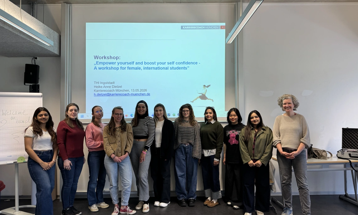 Teilnehmerinnen des Workshops stehen zusammen für ein Gruppenbild