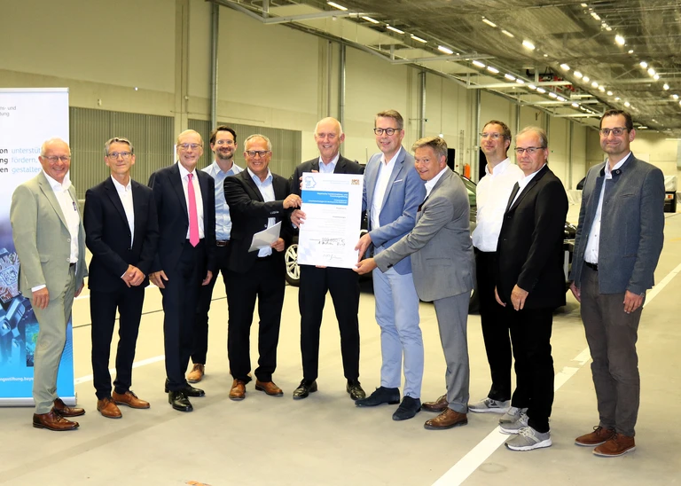 Bayerns Wissenschaftsminister Markus Blume (5. v. r.) überreichte den Förderbescheid im Beisein von Professor Arndt Bode (3. v. l.), Präsident der Bayerischen Transformations- und Forschungsstiftung, Professor Walter Schober (Mitte), Präsident der THI
