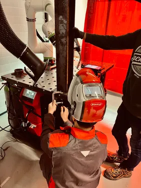 Studierende im Labor