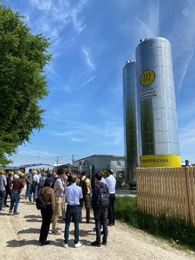 Die beiden Wärmespeicher der Anlage sind weithin sichtbar und ermöglichen einen Betrieb der Wärmepumpe ausgerichtet am Strommarktpreis. 