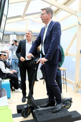 Flott unterwegs: Markus Blume, Bayerns Staatsminister für Wissenschaft und Kunst, auf dem E-Scooter-Simulator des Start-ups thireks (Foto: THI).
