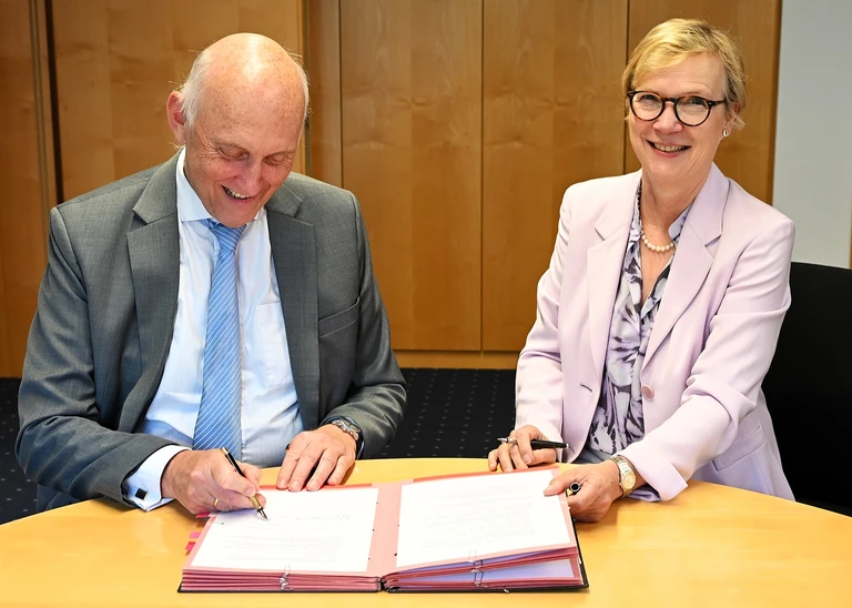 Gemeinsam für den Schutz von Innovationen: THI-Präsident Professor Walter Schober (links) und DPMA-Präsidentin Eva Schewior besiegeln die Kooperation zwischen THI und Deutschem Patent- und Markenamt (Foto: DPMA).