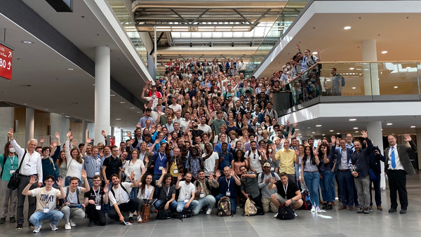 Gruppenbild Teilnehmer StudyProgram beim Besuch der Intersolar