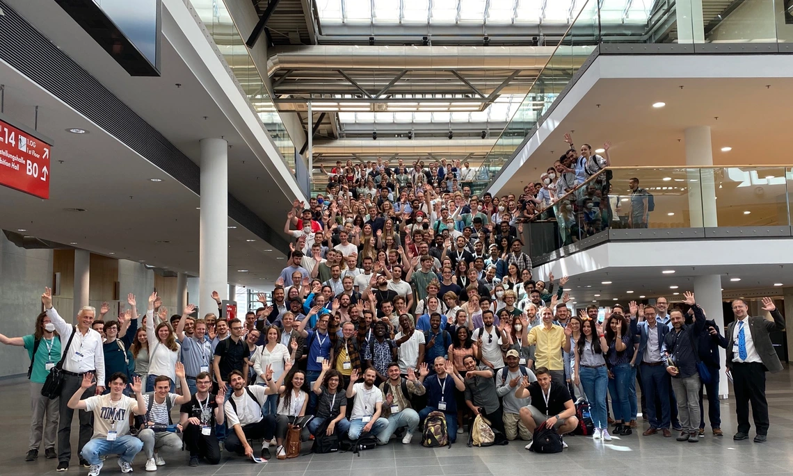 Gruppenbild Teilnehmer StudyProgram beim Besuch der Intersolar