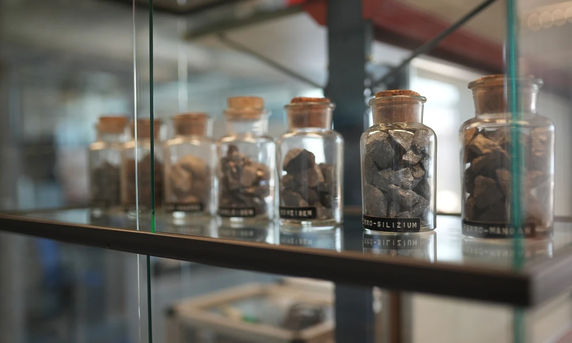 Labor_C102_Werkstoffe_im_Glas_Fransika_Märkl Verschiedene Werkstoffe in Gläser in der Vitrine