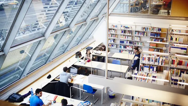 Bibliothek der THI, Menschen an Lesetischen