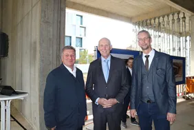 A reason to celebrate: Construction Minister Christian Bernreiter, THI President Professor Walter Schober, and Thomas Sendtner from the Ingolstadt Municipal Building Authority (from left to right) at the topping-out ceremony (Photo: THI).