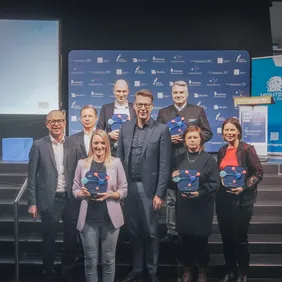 Gruppenbild mit Ausgezeichneten Personen und MöglichMacher-Preis