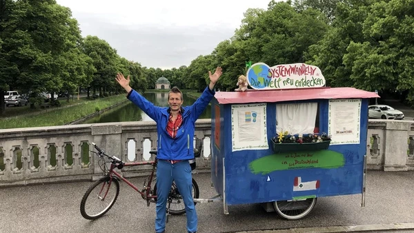 Mickel Rentsch reiste für die Dreharbeiten mit Fahrrad und selbstgebautem Wohnanhänger durch Bayern und begegnete Menschen mit Ideen für eine nachhaltige Zukunft (Foto: Mickel Rentsch).