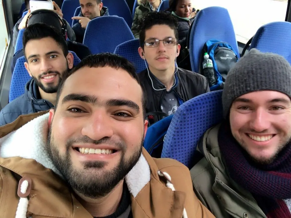Teilnehmer des Integrationscampus auf dem Weg zu einer Unternehmensexkursion im Rahmen des Programms. Quelle: THI Männer in Bus