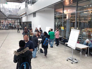 Speed Talk in der Aula: Die Teilnehmer im Austausch mit ihren Sprachpartnern. Quelle: THI Menschen in Aula der Hochschule