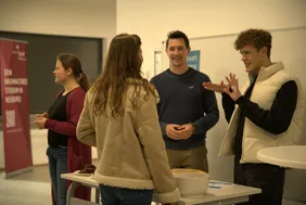 Informationen aus erster Hand: Besucherinnen und Besucher tauschten sich mit Neuburger Studierenden aus (Foto: THI).