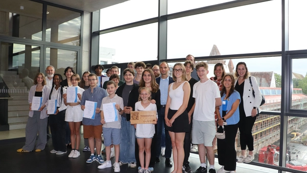Gruppenbild der Gewinner und Unterstützer Klimaschule LSH