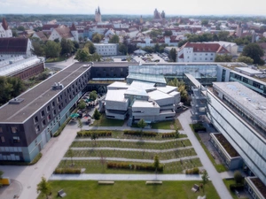 Drohnenaufnahme vom Campus der THI von schräg oben mit der Stadt Ingolstadt im Hintergrund