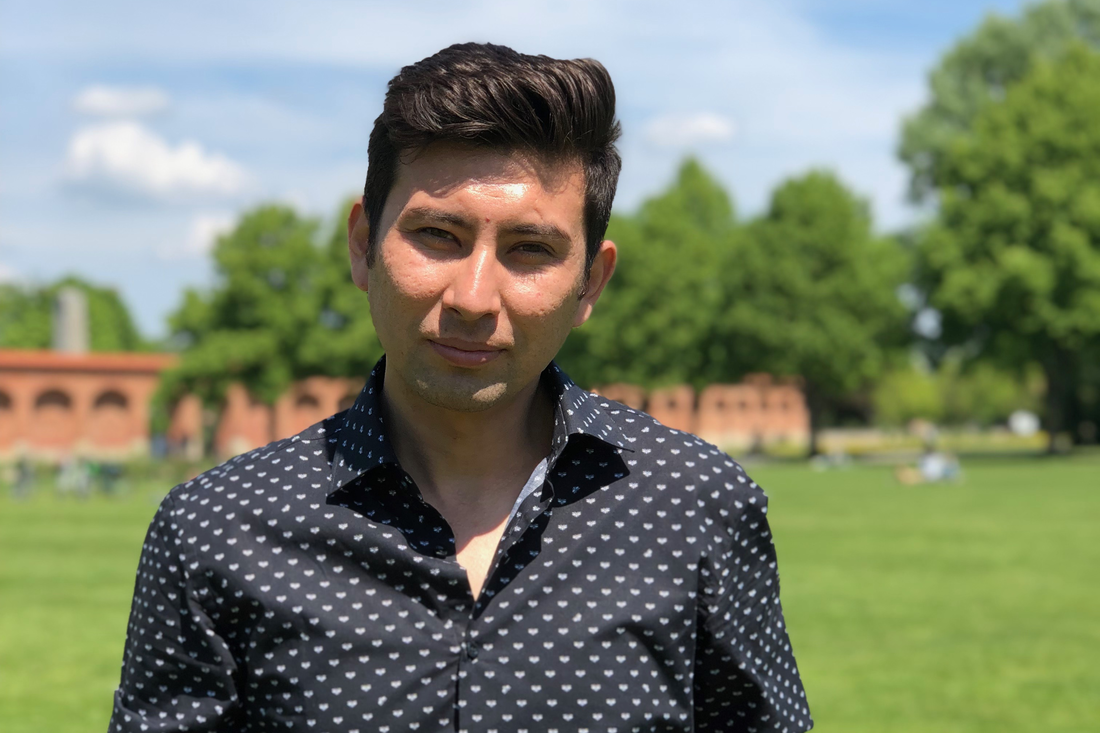 Auch beruflich in Deutschland angekommen: Der ehemalige Teilnehmer des Integrationscampus Sajjad Ahmad Safi. Quelle: Sajjad Ahmad Safi Porträtfoto Mann auf Wiese