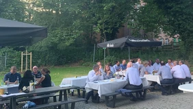 Zusammensitzen der Gäste beim Sommerfest in Neuburg Auf Bierbänken unter Sonnenschirmen