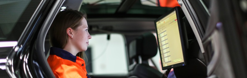 Figure: A technician reads out the data in the vehicle.