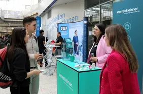 Inspirierende Gespräche in lockerer Atmosphäre: Absolventinnen und Absolventen tauschten sich mit Unternehmen aus verschiedenen Branchen aus (Foto: THI).