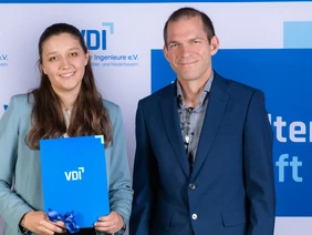 Isabell Zeitler und ihr Betreuer Professor Georg Passig werden für ihre herausragende Arbeit mit dem VDI-Preis geehrt (Foto: Tom Bauer/VDI Süd).