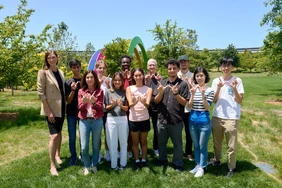 Gruppenbild Apple Student Swift Challenge Gewinner mit Tim Cook