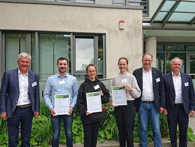 Gruppenbild der Gewinner des Nachwuchsförderwettbewerbs mit deren Zertifikaten 